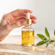 aceite producto cosmetica y planta natural y sutil al lado bodegon