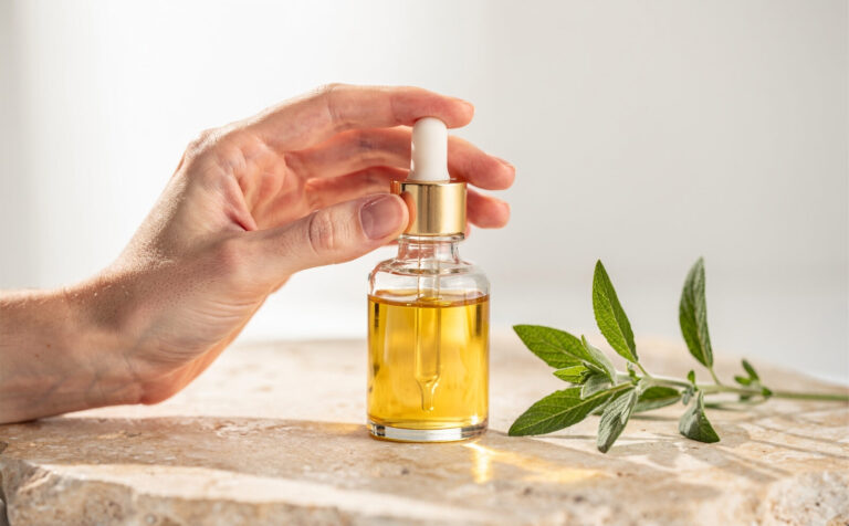 aceite producto cosmetica y planta natural y sutil al lado bodegon