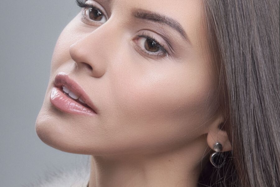 Retrato en primer plano de una mujer con cuello de piel que muestra elegancia y estilo.