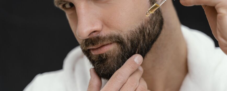 Hombre usando aceites naturales para su rostro