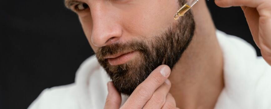 Hombre usando aceites naturales para su rostro