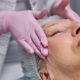 Masaje facial sereno para mujer madura en spa. Experiencia de spa tranquila.