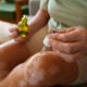 Cerrar mujer usando aceite de cbd