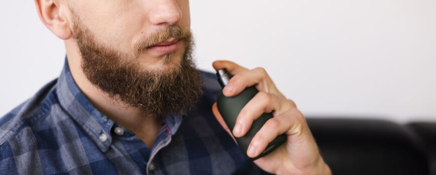 Hombre usando un spray después de cortarse el pelo