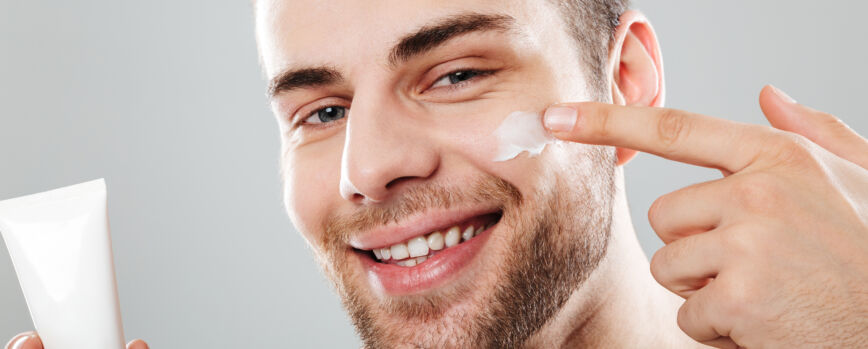 Retrato de belleza de un hombre medio desnudo sonriente