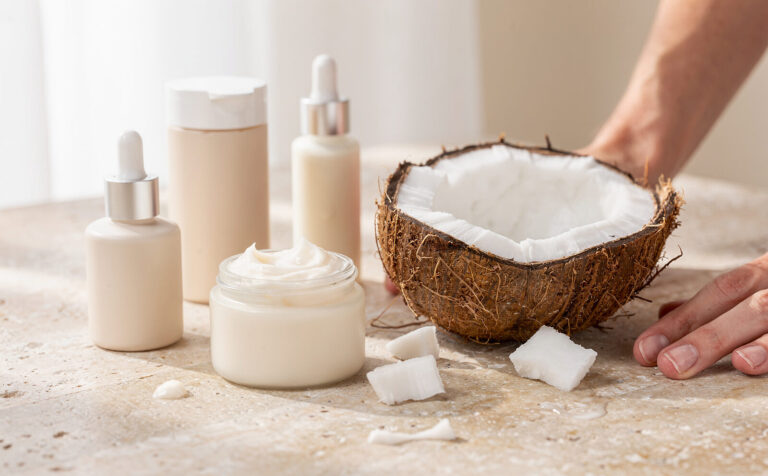gemnera productos cosméticos en un bodegon y un coco, con aspecto suave y tranquilo