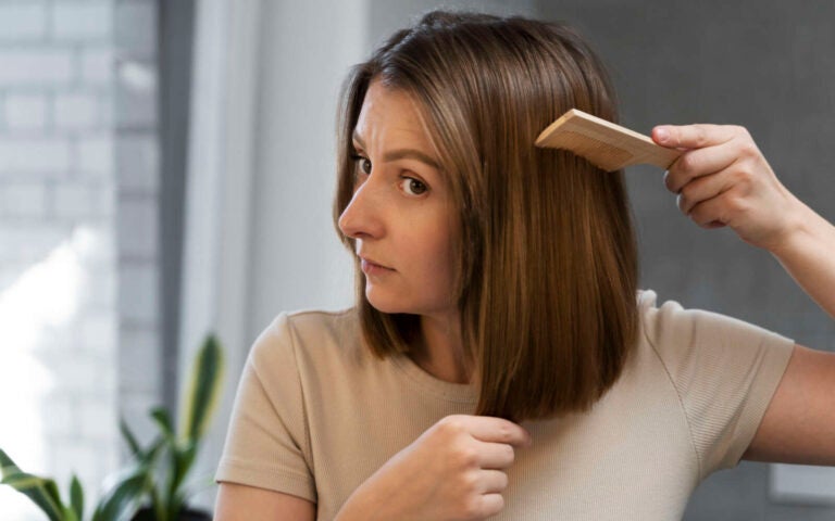 Adulto cuidando su cabello