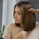 Adulto cuidando su cabello
