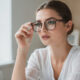 imagen que represente una mujer con gafas para representar la agilidad mental