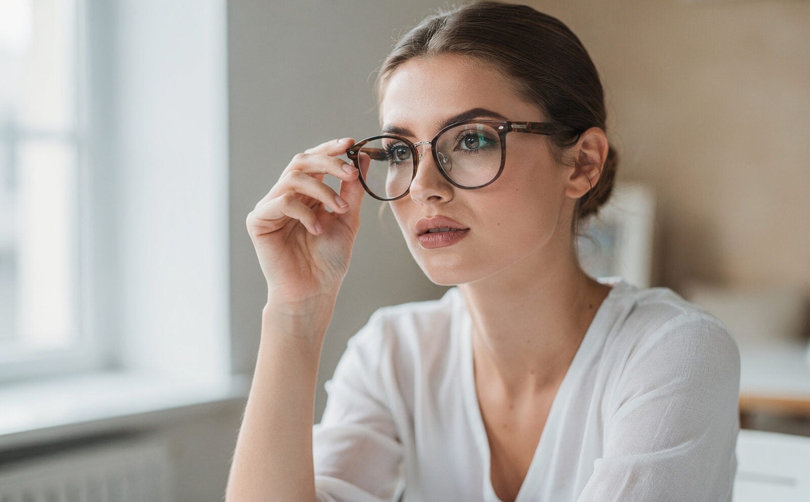 imagen que represente una mujer con gafas para representar la agilidad mental