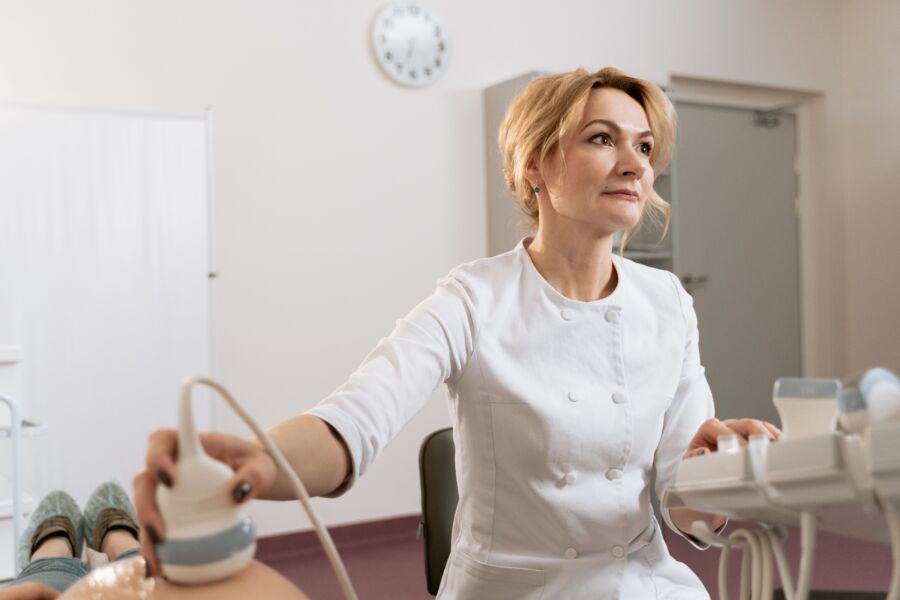 Una doctora que realiza una ecografía en una clínica médica.