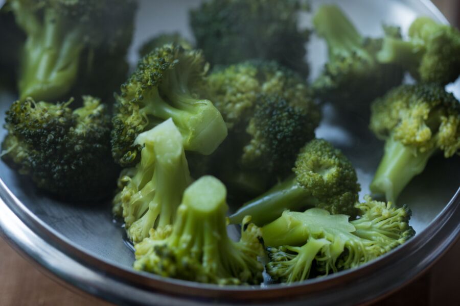 Primer plano de brócoli fresco al vapor, perfecto para el concepto de comida saludable.