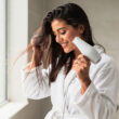 mujer se seca el cabello