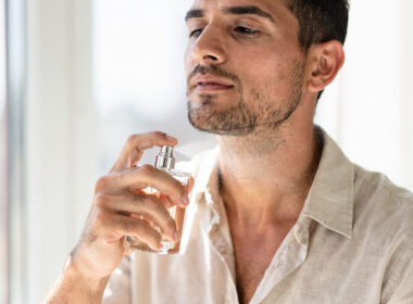 hombre se pone perfume
