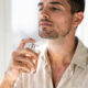 hombre se pone perfume