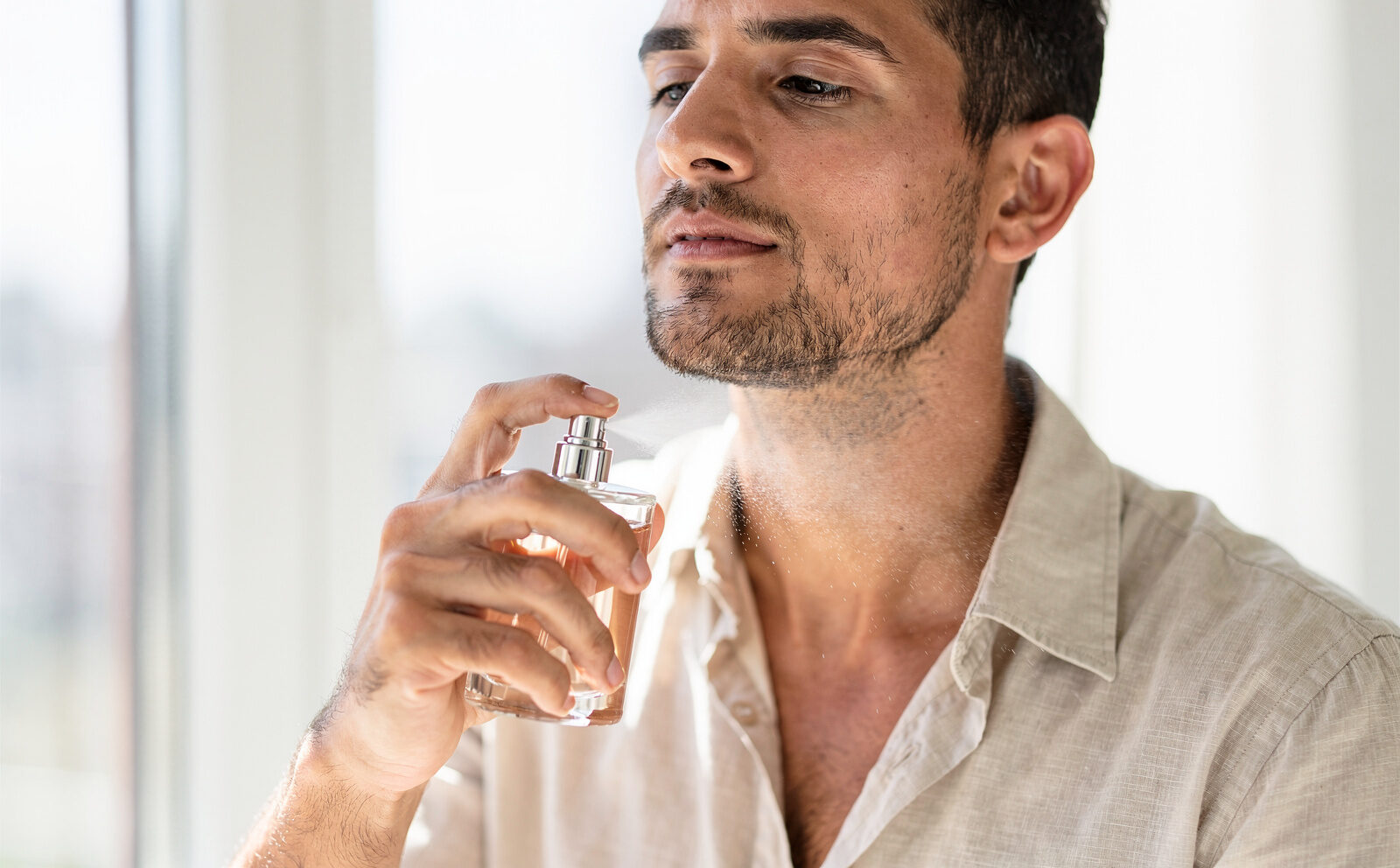 hombre se pone perfume