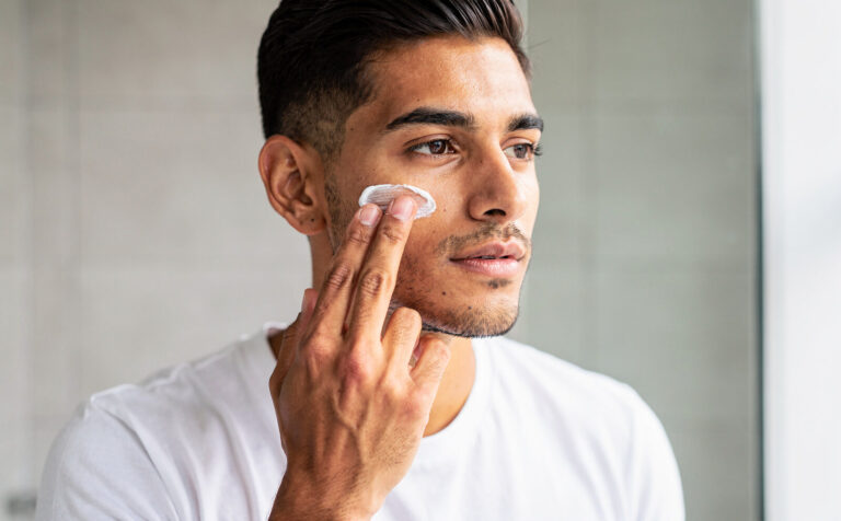 hombre se pone crema facial