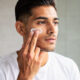 hombre se pone crema facial