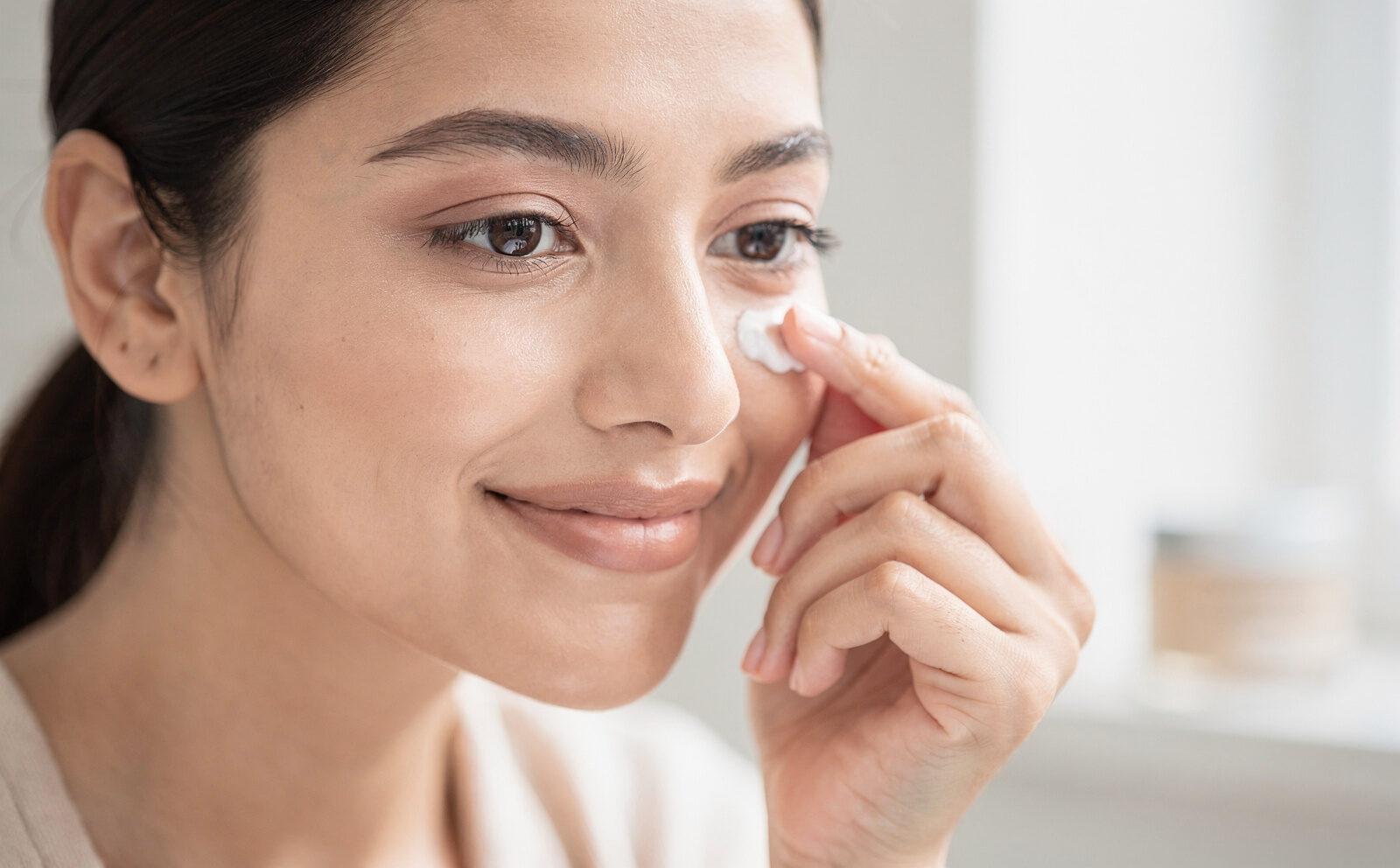 mujer se pone contorno de ojos