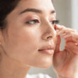 mujer se pone contorno de ojos