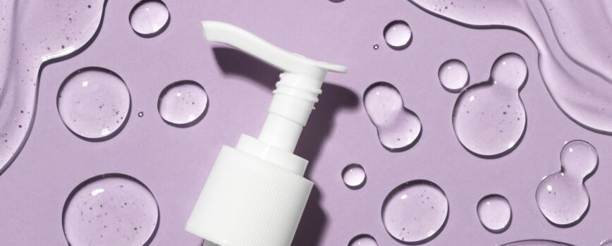 Colocación plana de salpicaduras de gel hidroalcohólico con dispensador