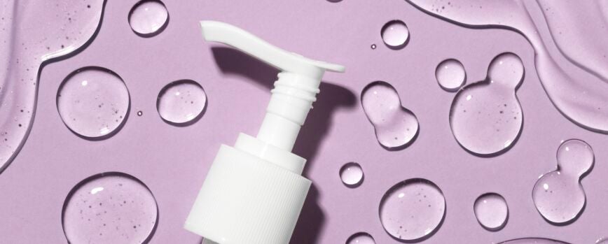 Colocación plana de salpicaduras de gel hidroalcohólico con dispensador