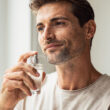 hombre se aplica perfume sofisticado elegante