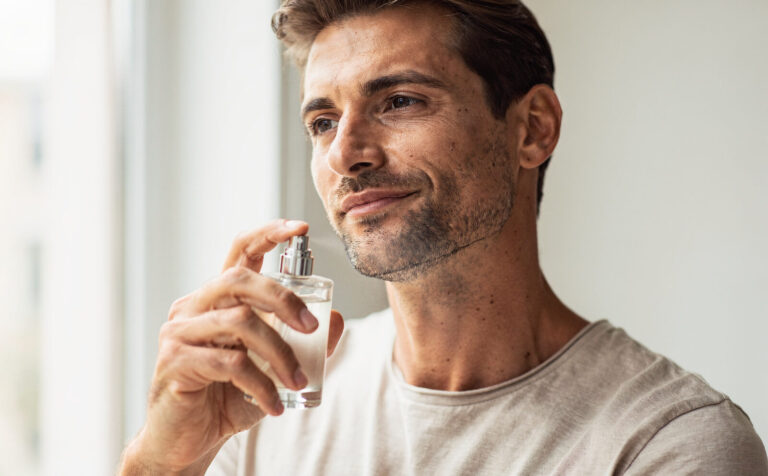 hombre se aplica perfume sofisticado elegante