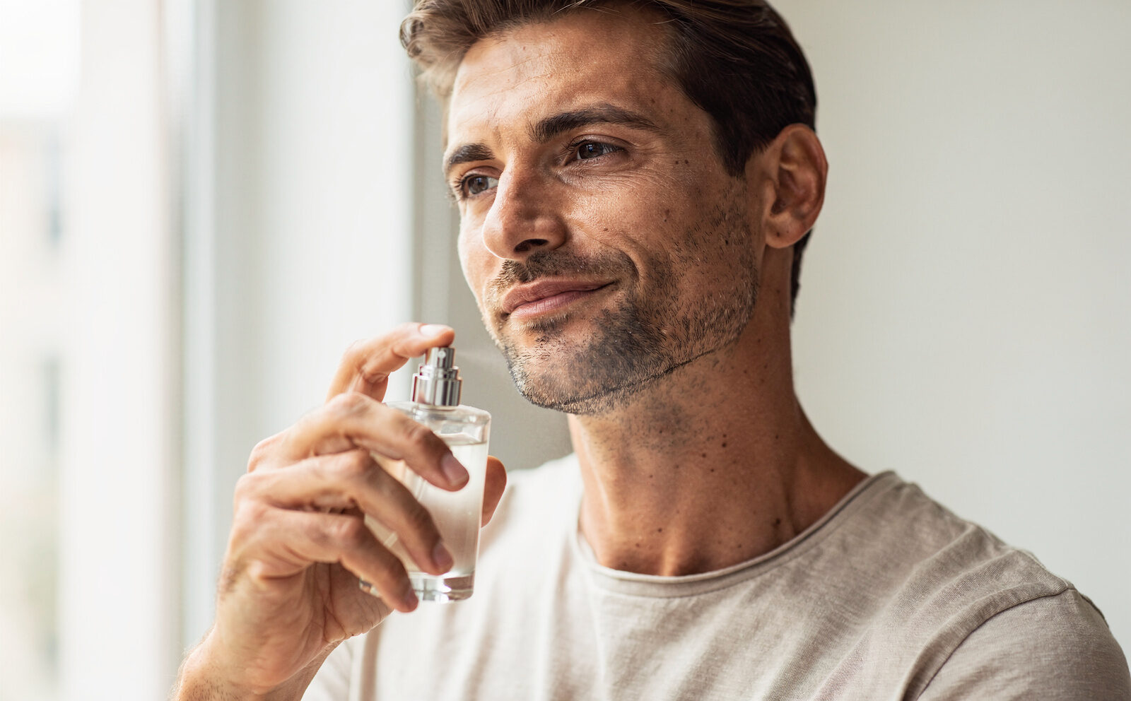 hombre se aplica perfume sofisticado elegante