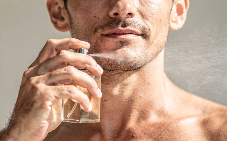 hombre se pone perfume en primer plano, sofisticado