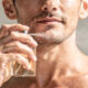 hombre se pone perfume en primer plano, sofisticado