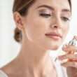 MUJER SE PONE PERFUME