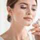 MUJER SE PONE PERFUME