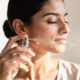 Mujer flitandose perfume sutilmente en primer plano
