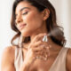 mujer se pone perfume