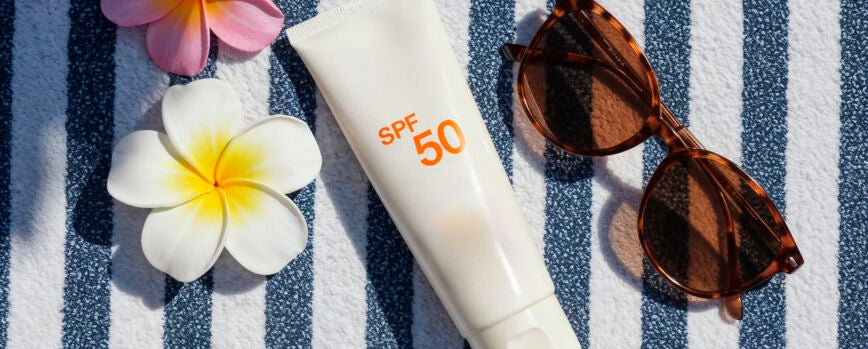 Lo esencial para el verano: protector solar, gafas de sol y flores