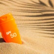 Protector solar SPF 50 en la playa de arena