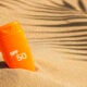 Protector solar SPF 50 en la playa de arena