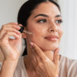 mujer se pone serum facial en casa
