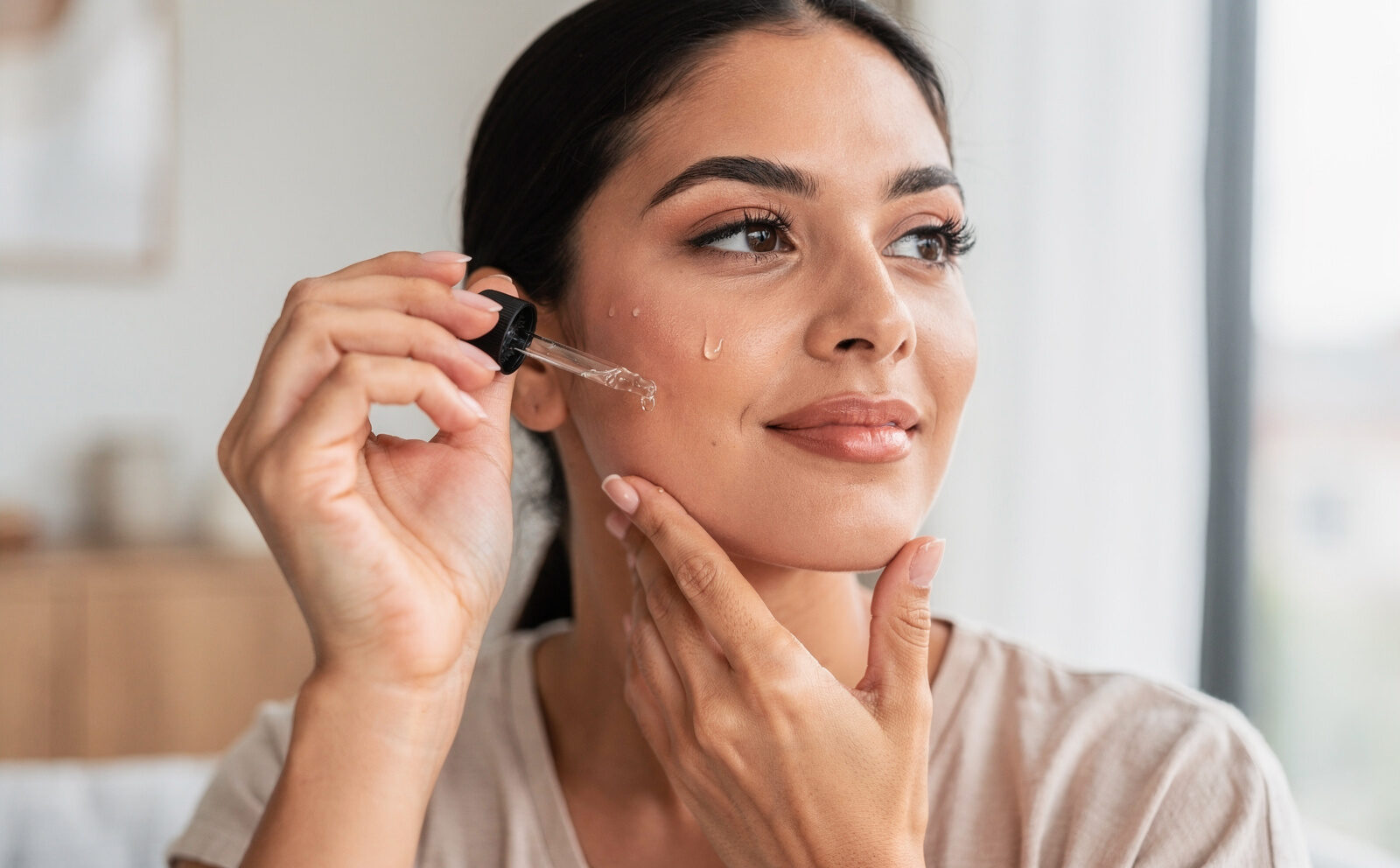 mujer se pone serum facial en casa