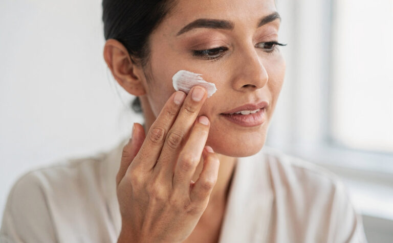 mujer adulta se pone crema antiedad