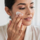 mujer adulta se pone crema antiedad