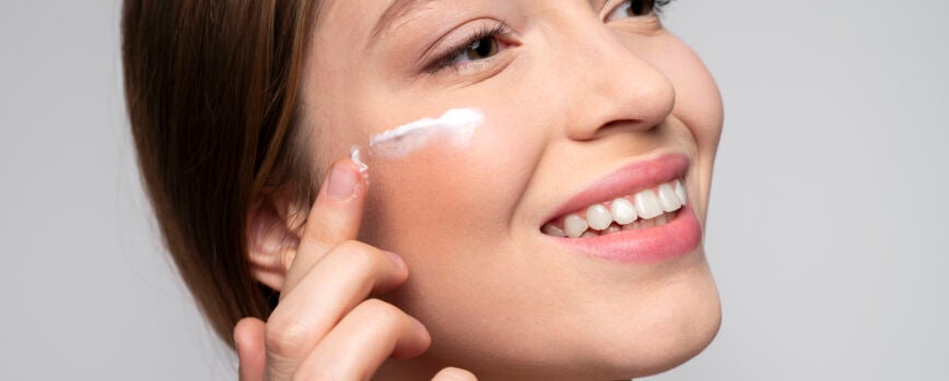 Mujer haciendo tratamientos de belleza y cuidado