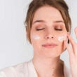 Niña aplicándose un producto cosmético