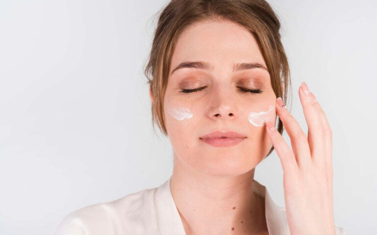 Niña aplicándose un producto cosmético