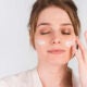 Niña aplicándose un producto cosmético
