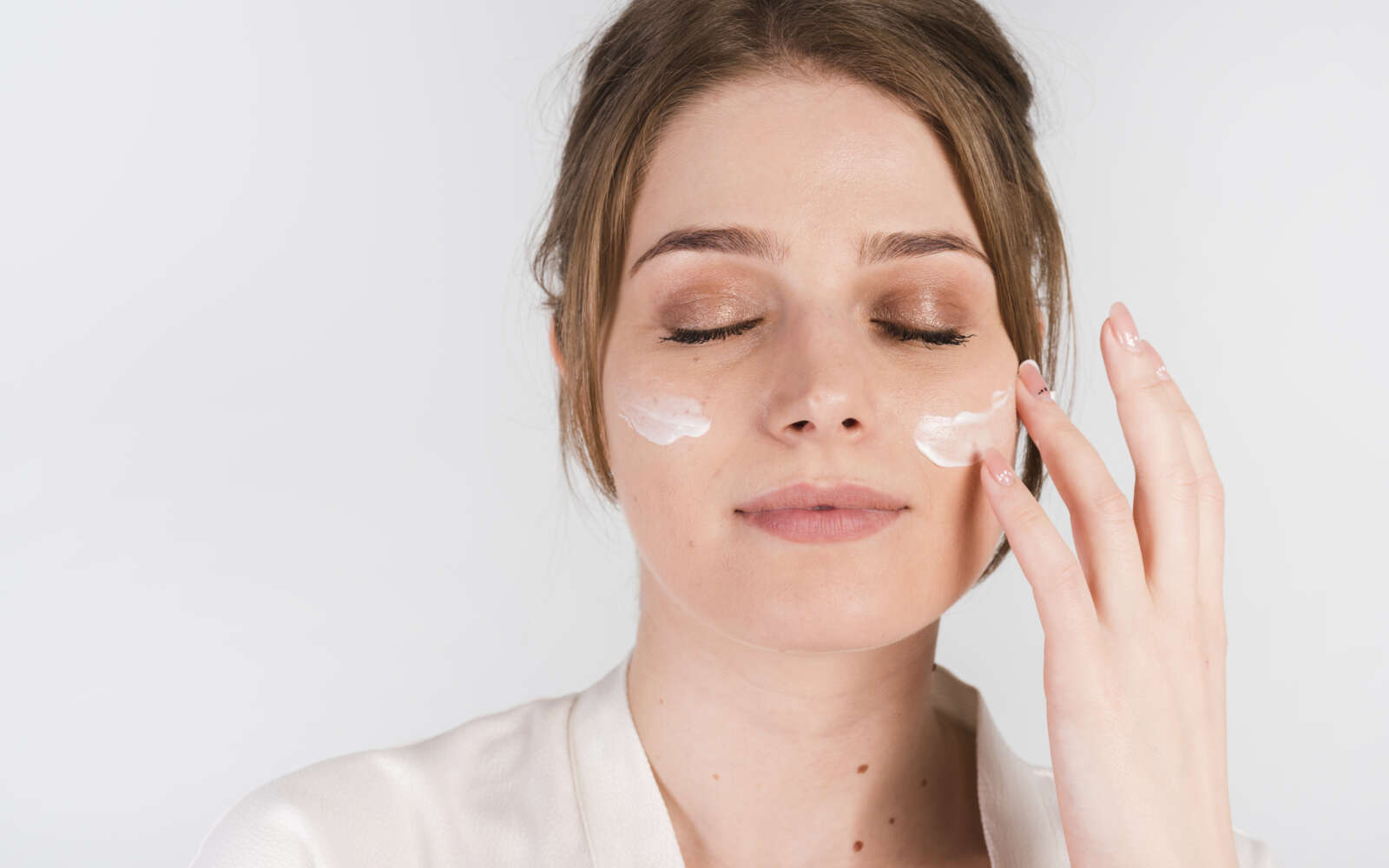 Niña aplicándose un producto cosmético