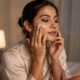 mujer se pone crema facial por la noche