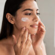 mujer se pone crema facial