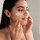 mujer se pone crema facial